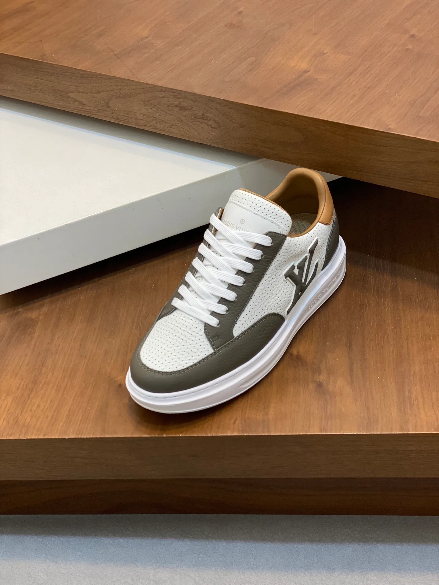 Factory Price: 400💰LV🔍Top Purchasing Agency🇮🇹 Lu Street Boy’s popular sports shoes counter synchronized, uppers imported from Italy cowhide fabric, high-quality complex splicing crafts, imported water-dyed cowhide lining cowhide feet Sole: Original sole provided by the original factory, T men's men's shoes 💰U exclusive movable molded sole, super comfortable, original factory follow-up goods, 🔍🔍high quality, can be entered and exited the counter at will, welcome to compare, code number 39-44 (order 38 45)